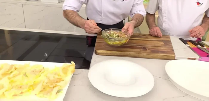Servir las gambas fritas con una generosa cantidad de pico de gallo.