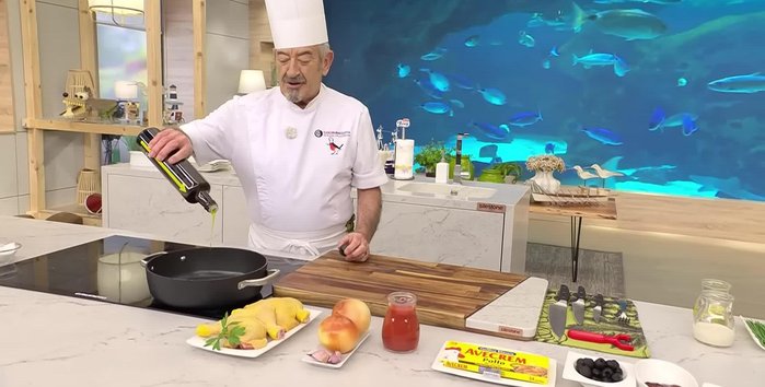 Cortar los muslos de pollo en dos partes (jamoncito y contramuslo). Salpimentar.