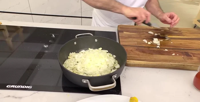Añadir el tomate natural y cocinar durante 5-6 minutos.