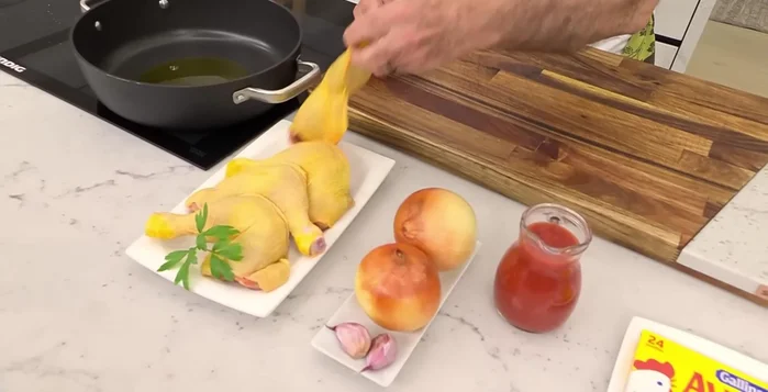 Dorar los muslos de pollo en una cazuela con aceite de oliva.