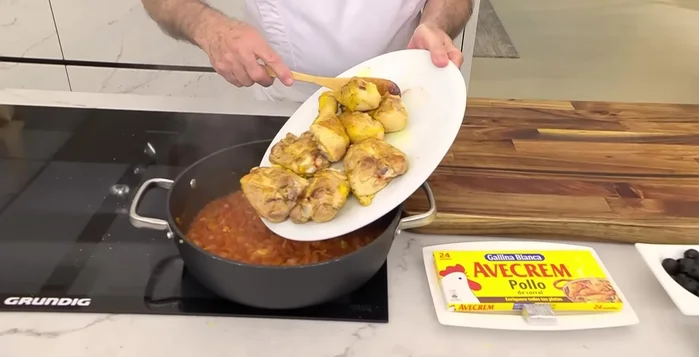 Incorporar los muslos de pollo dorados a la cazuela.