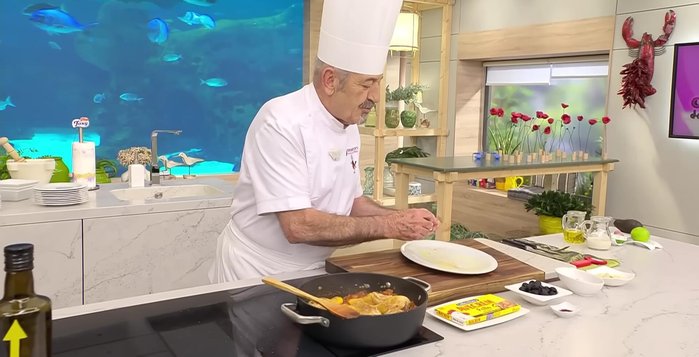 Agregar la pastilla de caldo, el azafrán y las aceitunas negras.