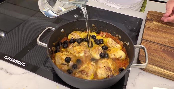 Cubrir con agua y dejar cocinar durante 25 minutos con la tapa puesta.