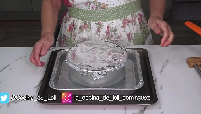 Horneamos a 160ºC con calor arriba y abajo durante aproximadamente una hora o hasta que al pinchar con un palillo, éste salga limpio. Si es necesario, hornear unos minutos más.