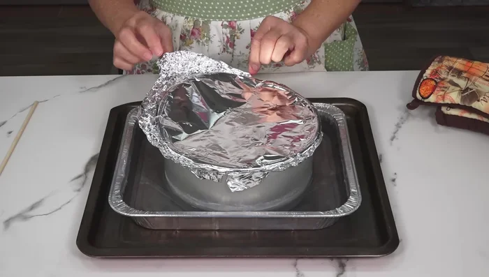 Retiramos el flan del horno, dejamos enfriar a temperatura ambiente y luego refrigeramos durante al menos unas horas o toda la noche.