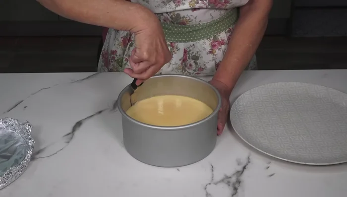 Desmoldamos el flan: Pasamos una espátula o cuchillo por los bordes para ayudar a desmoldar. Colocamos un plato encima y volteamos cuidadosamente.