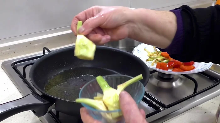 Sofreír las alcachofas escurridas (opcionalmente, salar) y reservar. [107.36]