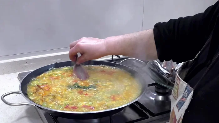 Añadir los boquerones cuando el arroz esté a medio cocer. [197.959]