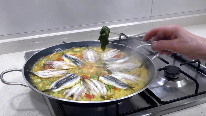 Retirar el perejil, rectificar la sal y comprobar el punto de cocción del arroz. [207.04]