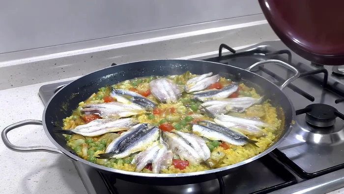 Cocinar durante 2-3 minutos más. Apagar el fuego y tapar con una tapa o papel de aluminio durante 5 minutos para que repose. [222.68]