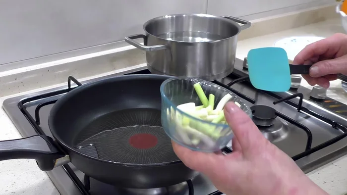 Calentar aceite en una sartén. Sofreír los ajos tiernos hasta que doren. Reservar. [82.0]