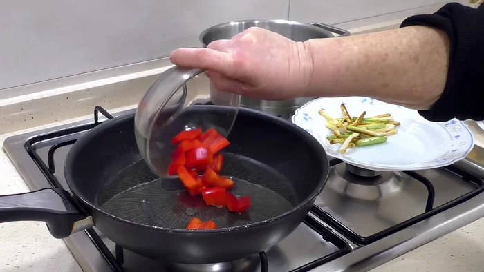 Sofreír el pimiento rojo, añadir sal y reservar. [93.36]