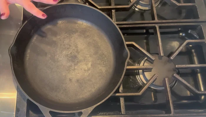 Calentar la sartén a fuego alto. Agregar aceite vegetal y sellar la carne en tandas, sazonando con sal y pimienta al gusto. Reservar la carne en una bandeja Pyrex.