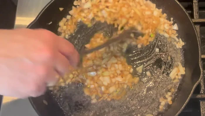Agregar champiñones y vino blanco (opcional). Cocinar durante 3-4 minutos.