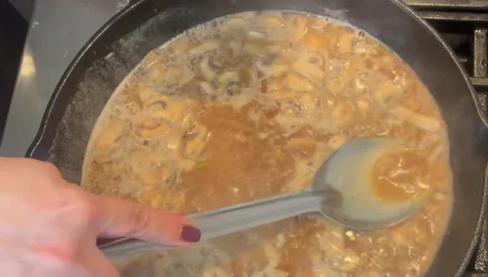 En una taza medidora, mezclar 5-6 cucharadas de caldo con la harina. Agregar esta mezcla a la sartén y remover para espesar la salsa.
