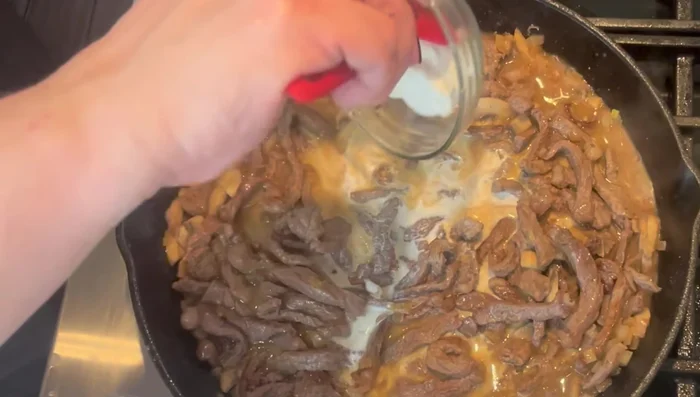 Incorporar la crema espesa y la crema agria. Remover.
