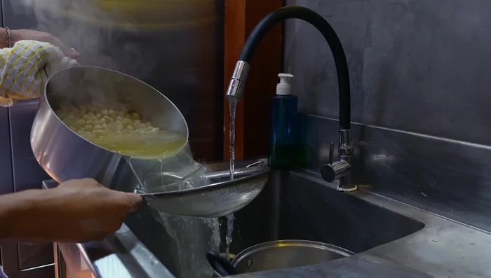 Desechar el agua de la segunda cocción de los garbanzos y reservar.