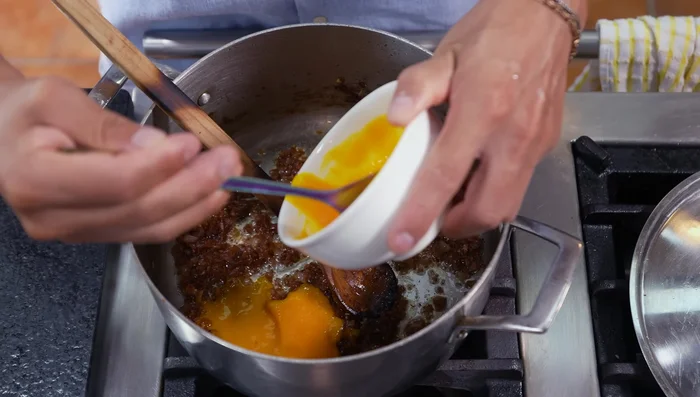 Añadir pasta de ají amarillo y pasta de tomate, dorar por un par de minutos.