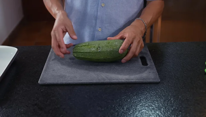 Picar el zucchini en cubos pequeños.