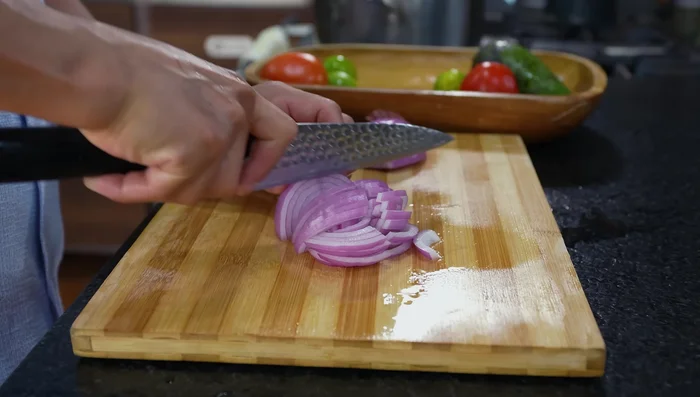 Para la ensalada: Cortar la cebolla blanca en juliana, dejar reposar en agua durante 5 minutos para quitar el amargor, luego enjuagar.
