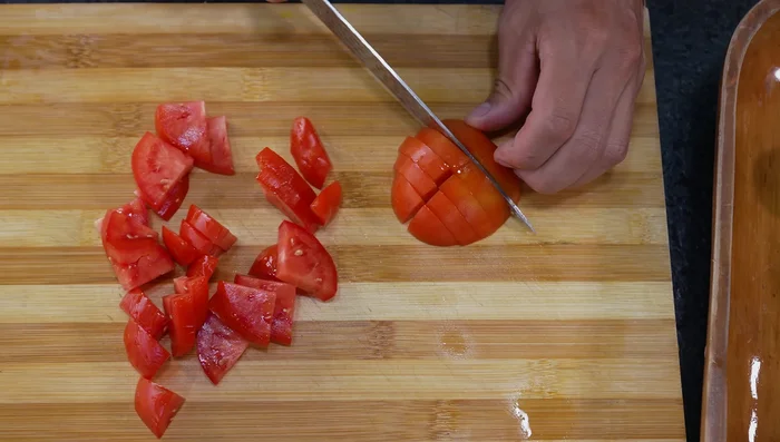 Picar el tomate.