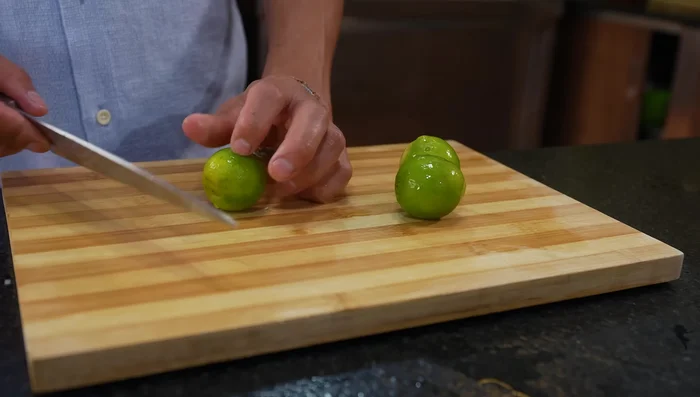Mezclar la cebolla y el tomate para la ensalada, agregar el jugo de 3 limones, sal, culantro y aceite de oliva.