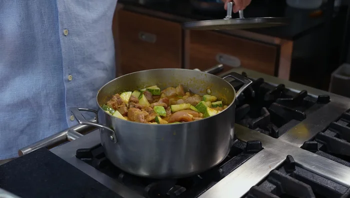 Cocinar el guiso por 5 minutos más.