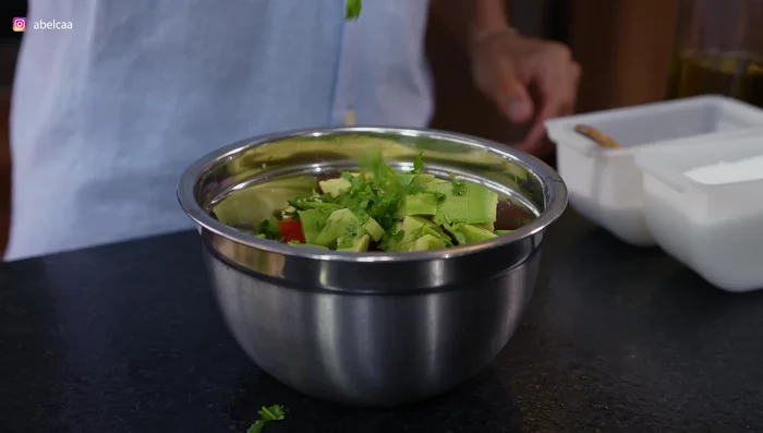 Agregar palta a la ensalada.