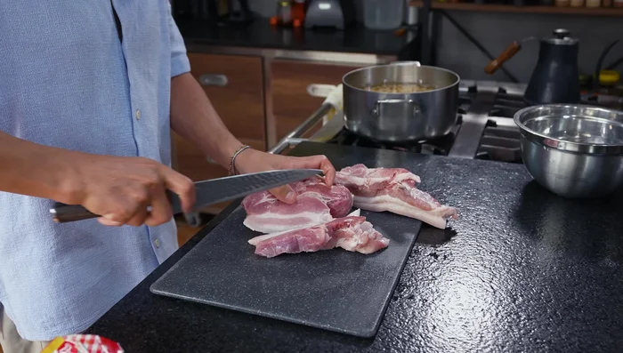 Cortar la panceta de cerdo en trozos pequeños.