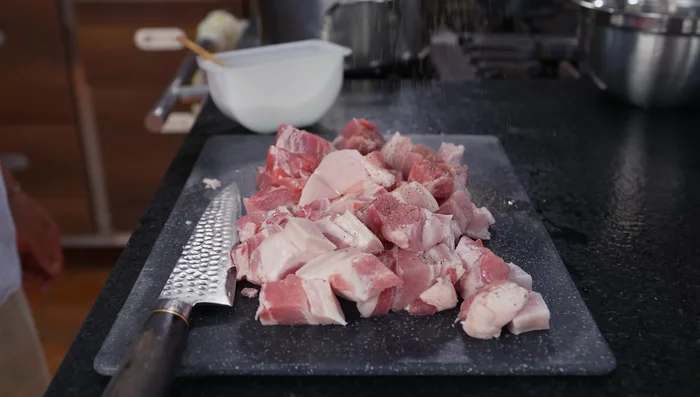 Condimentar la panceta con pimienta y sal.