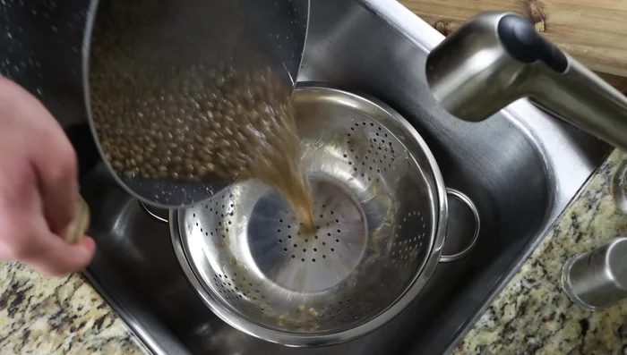 Escurrir las lentejas y enjuagarlas con agua fría para detener la cocción y enfriarlas.