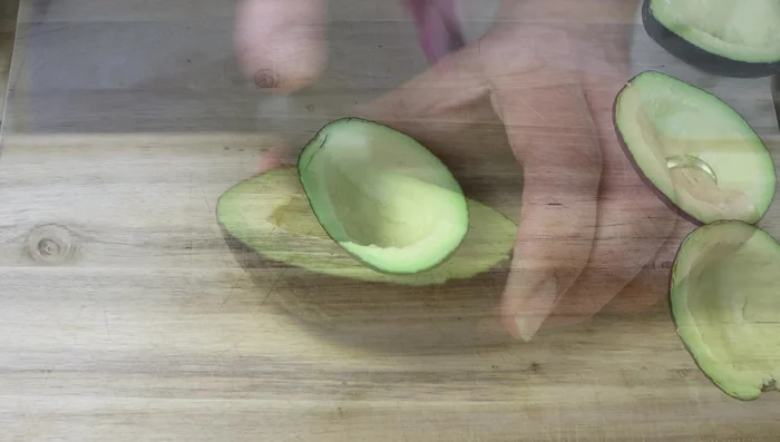 Frotar los aguacates con limón para evitar que se oxiden.