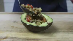 Aguacates Rellenos con Ensalada de Lentejas: Receta Vegana y Saludable