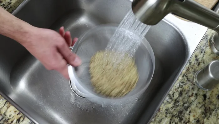 Enjuagar las lentejas con agua.