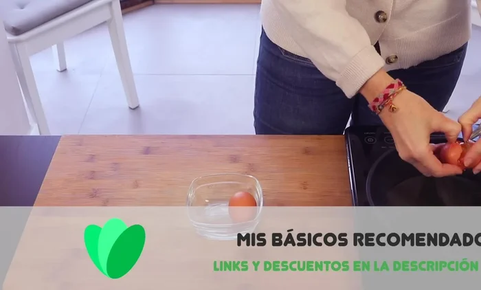Agregar los dos huevos a la sartén. Evitar que el fuego esté demasiado alto para prevenir que se quemen o formen puntillas (259.799)