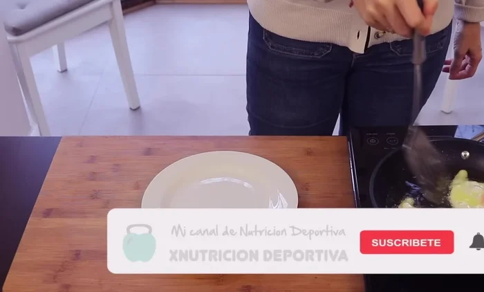 Freír los huevos hasta que estén cocidos pero no dorados. Retirar y dejar enfriar un poco (279.56)