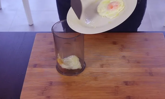Una vez templados, añadir los huevos al vaso de la batidora (293.039)