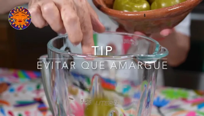 Licuar los tomates verdes cocidos (retirar la parte blanca del medio), la cebolla y el ajo crudos, los chiles morita y pasilla sin semillas ni venas, y agua.