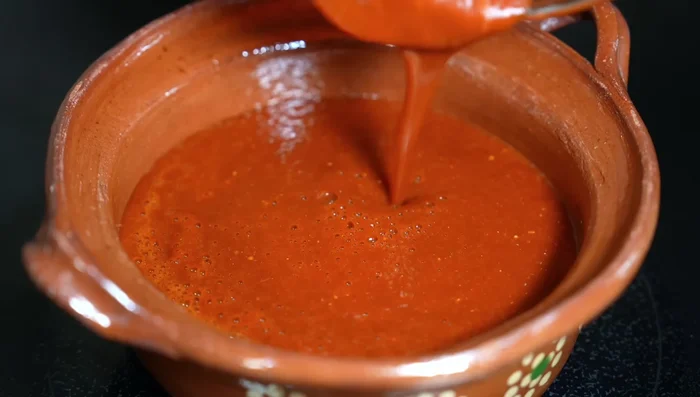 En aceite caliente, agregar la salsa licuada y sazonar con sal o caldo de pollo en polvo. Cocinar a fuego medio durante aproximadamente 20 minutos.