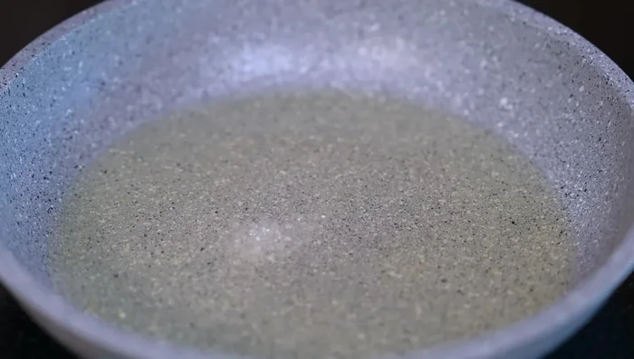 Calentar aceite en un sartén con una pizca de sal. Agregar los huevos estrellados. Esto evita que el aceite salpique y que el huevo se pegue.
