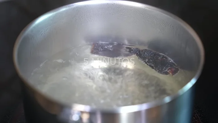 En agua caliente, agregar primero los chiles morita (5 minutos), luego los chiles pasilla y los tomates verdes. Cocer hasta que los tomates cambien de color. Apagar y dejar que se terminen de cocer con el calor residual.