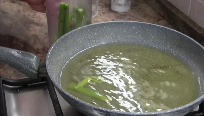 Licuar los espárragos cocidos y el puerro con un poco del caldo de cocción. Quitar la parte fibrosa de los espárragos.