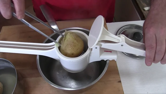 Aplastar las papas cocidas (sin piel) con un tenedor o un pasapurés.