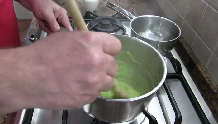 Mezclar la crema de espárragos con el puré de papa y cocinar a fuego lento durante 8-10 minutos hasta que la masa se despegue del sartén.