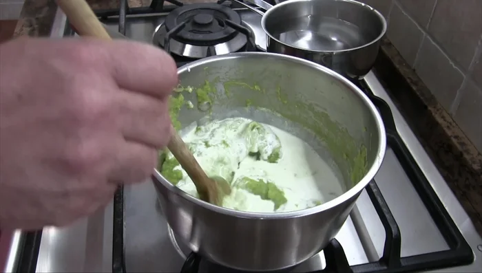 Agregar la nata (o leche) y cocinar otros 10 minutos a fuego bajo hasta obtener la textura deseada.