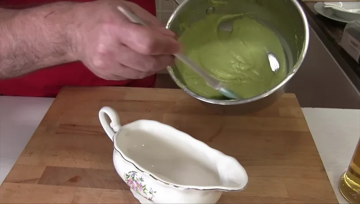Licuar la mezcla de papa y espárragos hasta obtener una crema suave.