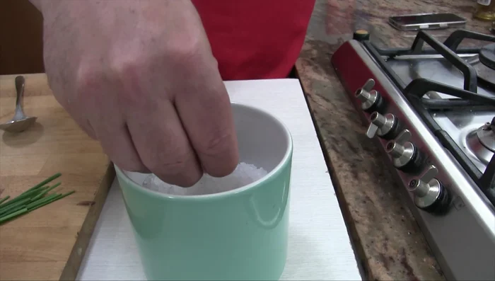 Hervir agua con vinagre y sal. Una vez hirviendo, agregar los huevos y cocinar durante 5 minutos y 45 segundos.