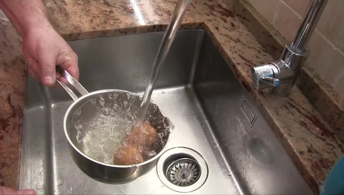 Enfriar inmediatamente los huevos en agua con hielo durante al menos un minuto para facilitar el pelado.