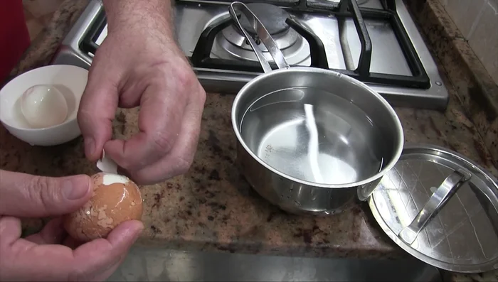 Pelar los huevos con cuidado.