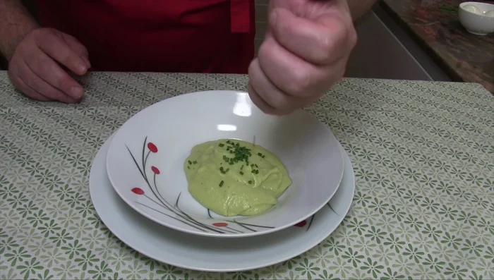 Montar el plato: colocar la crema de base, un poco de cebollino y los huevos poché. Se puede servir tibio, caliente (con trufa) o templado (con caviar).
